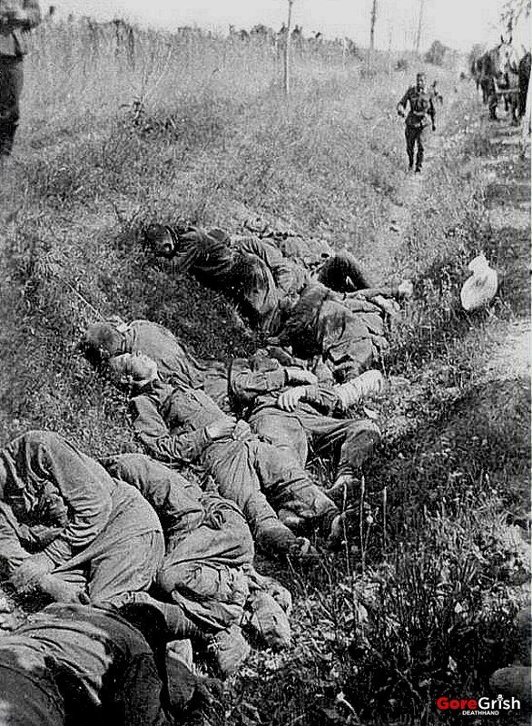 ww2-Op-Barbarossa3-dead-red-soldiers8-Ukraine-jun-dec1941.jpg