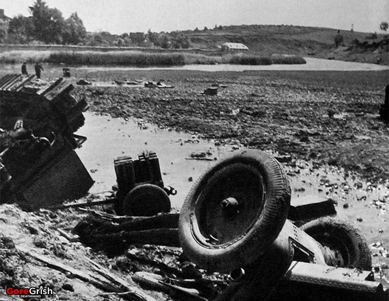 ww2-Op-Barbarossa6-knocked-out-red-convoy-Ukraine-jun-dec1941.jpg
