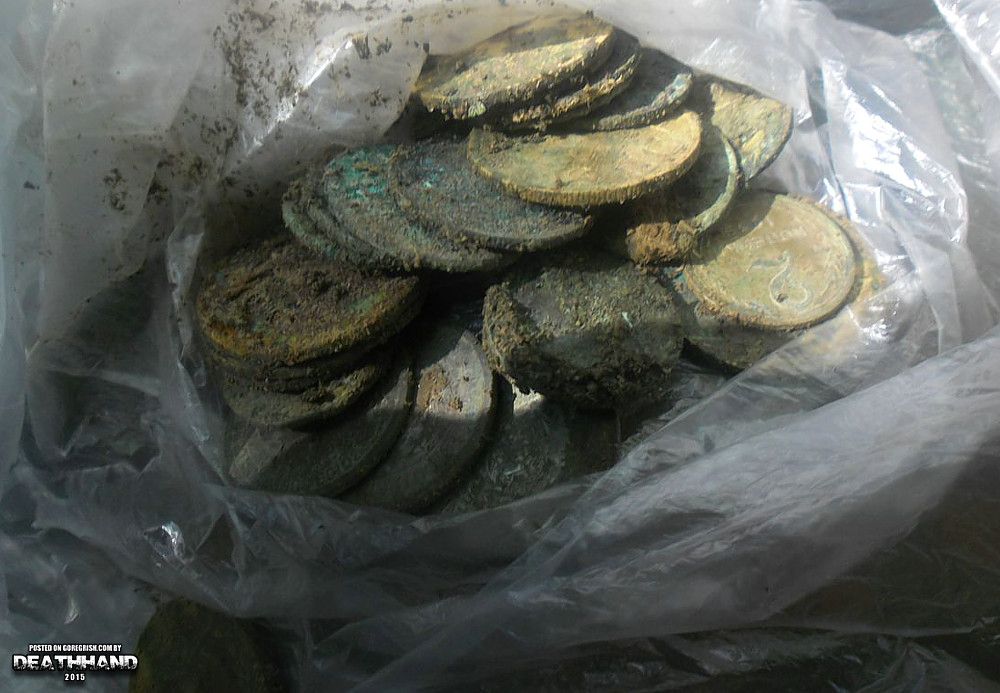 ww2-relics-six-soviet-soldiers-unearthed-15-Yamburg-area-RU-mid-2013.jpg