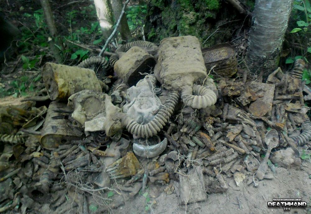 ww2-relics-six-soviet-soldiers-unearthed-7-Yamburg-area-RU-mid-2013.jpg
