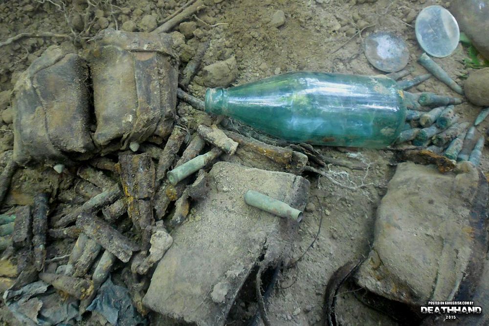 ww2-relics-six-soviet-soldiers-unearthed-9-Yamburg-area-RU-mid-2013.jpg