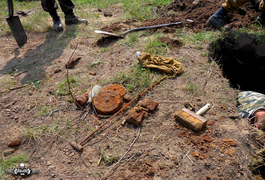 ww2-soviet-soldiers-unearthed-from-trench-case-blue-12-Sauk-Dere-RU-may-2015.jpg