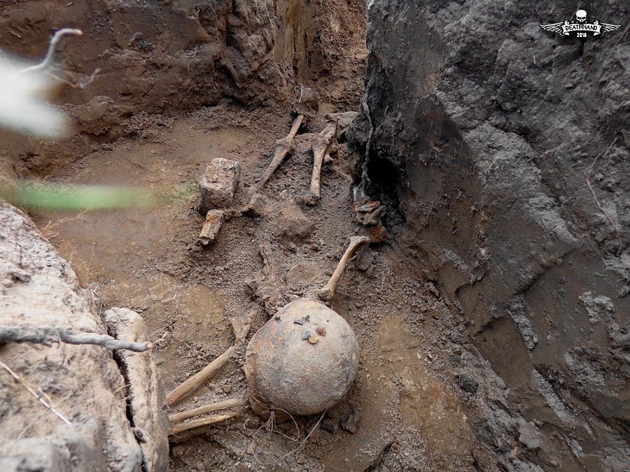 ww2-soviet-soldiers-unearthed-from-trench-case-blue-13-Sauk-Dere-RU-may-2015.jpg