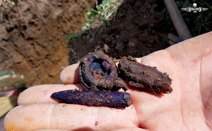 ww2-soviet-soldiers-unearthed-from-trench-case-blue-20-Sauk-Dere-RU-may-2015.jpg