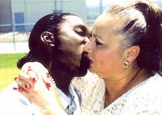 Charles-Cosby-kissing-Griselda-Blanco.jpg