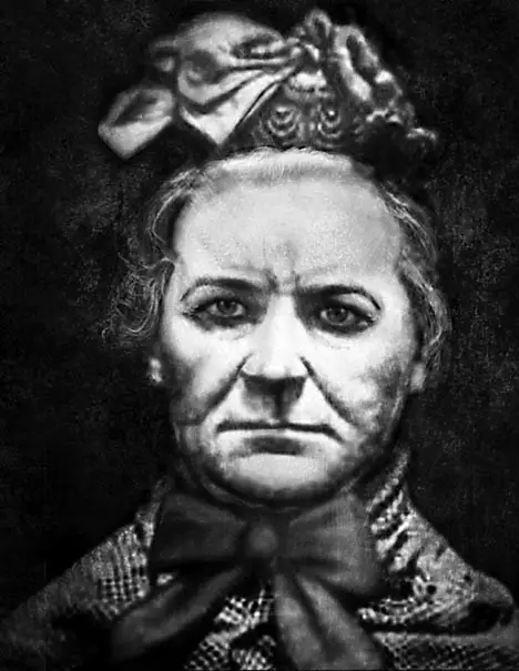 amelia-dyer-3.jpg