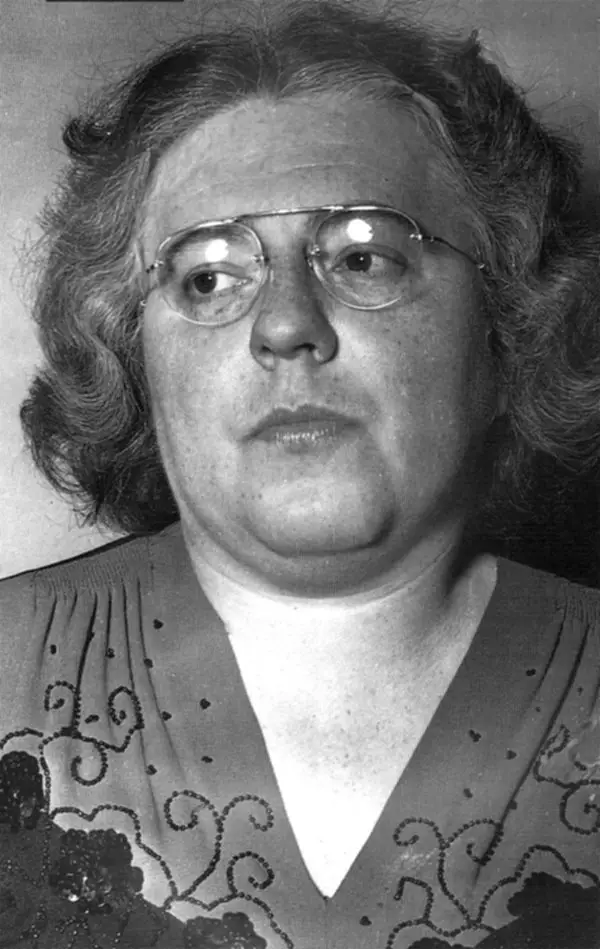 esther_henne.jpg